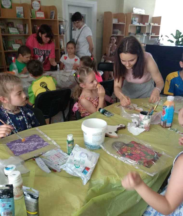 Майстер клас з декупажу «Маленькі господиньки» в бібліотеці №133