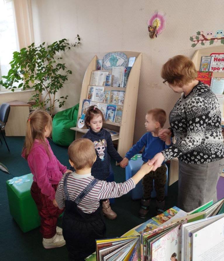 Інтелектуально-пізнавальна година «Граємось, читаємо, розумними зростаємо» в бібліотеці №157 для дітей.