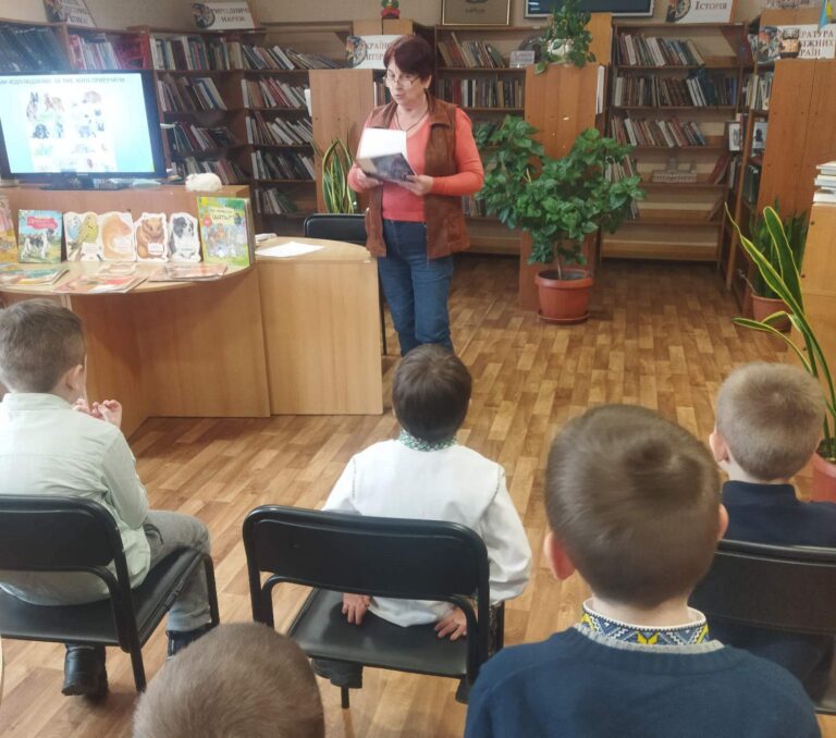 Бесіда-роздум за оповіданням «Хто-небудь» збірки Алли Потапової &nbsp;«Бабусина наука» в бібліотеці №117 для дітей.