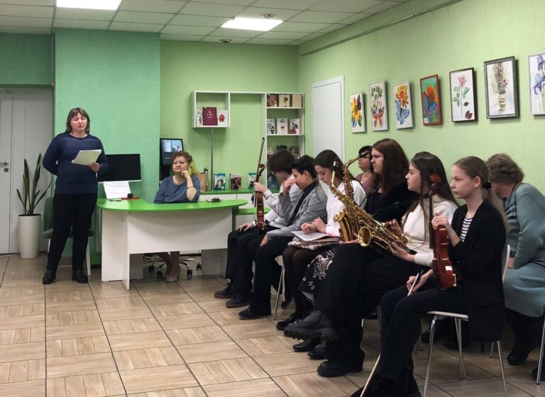 Літературно-музична година «Про Жінку лірично-романтично» бібліотеки №159