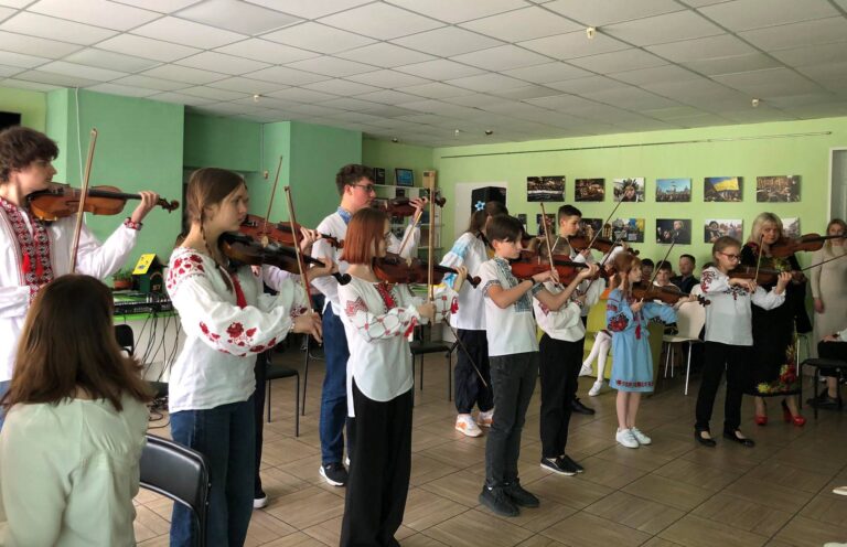 Літературно-музичне свято «А над світом українська вишивка цвіте…»  в бібліотеці ім. Миколи Руденка
