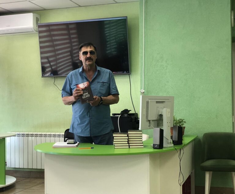 Зустріч з відомим українським письменником Сергієм Пономаренком в бібліотеці ім. Миколи Руденка