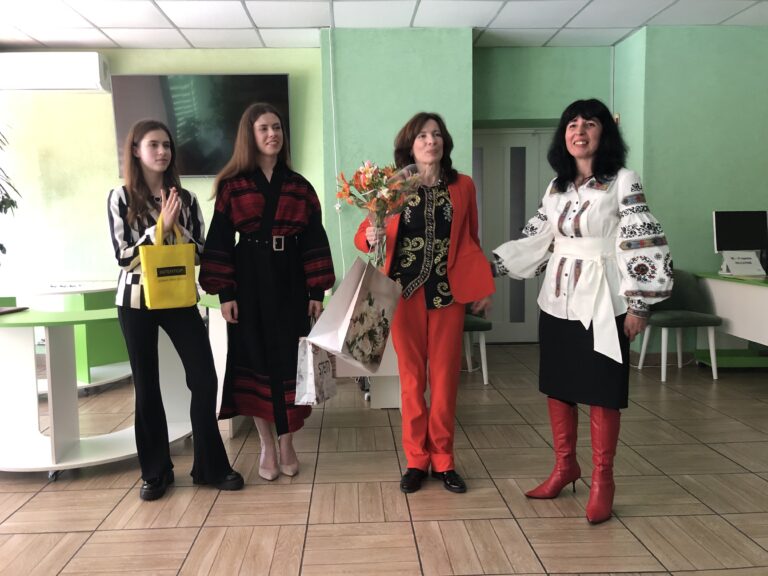 Літературно-музична композиція «Усмішка та настрій – дует, ой, прекрасний!» бібліотеки №117 для дітей