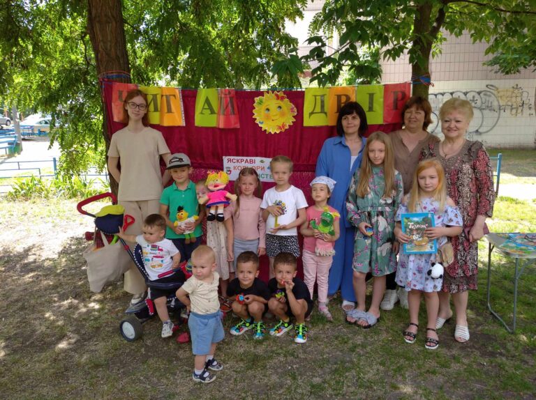 Бібліотечне літо в сквері #Читайдвір