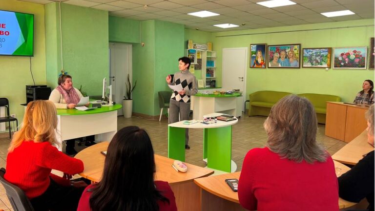 Майстер-клас по створенню живописних картин на склі від бібліотекарів  бібліотеки №157
