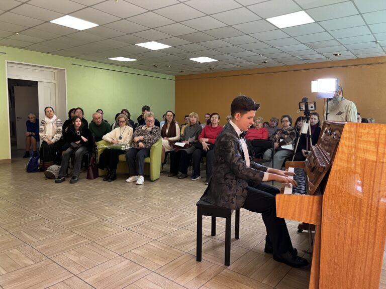 Концерт випускника дитячої музичної школи № 21 Яна Дьоміна в бібліотеці ім. Миколи Руденка
